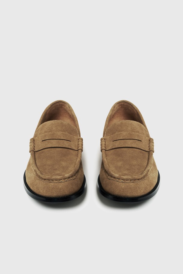 UNIFORM 와이드 로퍼 베이지는 남성을 위한 신발로, 출근룩과 비즈니스 캐주얼에 잘 어울리는 클래식, 미니멀, 캐주얼 스타일의 로퍼입니다. 라운드 앞코에 2cm 플랫 굽으로 편안함을 더했으며, 베이지 컬러의 소가죽과 스웨이드 소재가 고급스러운 느낌을 줍니다. 와이드 실루엣과 골프라인 디테일이 돋보이며, 라텍스 폼 인솔과 러버 아웃솔로 편안한 착용감을 제공합니다. 슬립온 디자인으로 간편하게 신고 벗을 수 있으며, 봄, 여름, 가을에 착용하기 좋습니다.
