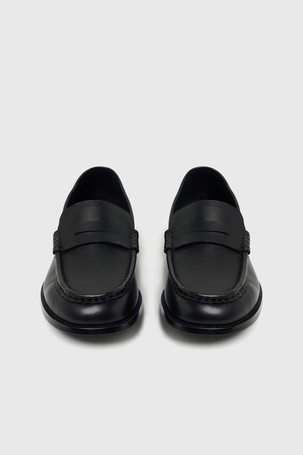 UNIFORM 와이드 로퍼 블랙은 남성을 위한 일상용 로퍼입니다. 소가죽 소재에 라운드 앞코, 2cm 로우힐 굽으로 편안함을 더했습니다. 와이드한 실루엣, 볼드한 칼라 라인 디자인, 플랫 구조, 라텍스 폼 인솔, 고무 아웃솔이 특징입니다. 출근룩과 비즈니스 캐주얼에 어울리는 클래식, 미니멀, 캐주얼 스타일의 로퍼를 만나보세요.
