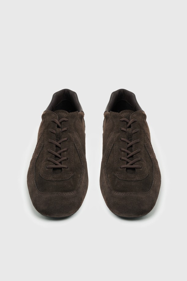 UNIFORM 드라이빙 스니커즈 브라운은 부드러운 스웨이드와 소가죽 소재로 제작되어 고급스러운 외관을 자랑합니다. 라운드 앞코와 2cm 플랫 굽으로 편안한 착용감을 제공하며, 피그레더 안감과 PU 인솔 사용으로 쾌적함을 더했습니다. 통기성이 우수하고 쿠션성이 뛰어나며, 드라이빙 기능성을 갖춰 일상생활은 물론 데이트룩과 여행룩에도 잘 어울립니다. 클래식, 캐주얼, 미니멀 스타일을 즐기는 남성분들께 추천하며, 레이스업 디자인과 로우탑 스타일로 세련된 분위기를 연출합니다.
