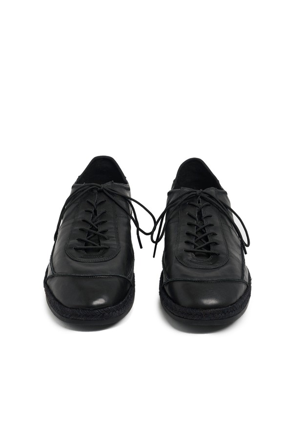 SUB_F161 블랙 에스파드리유 스니커즈는 남성용 신발로, 사계절 내내 활용 가능한 데일리 아이템입니다. 라운드 앞코 디자인과 블랙 컬러, 가죽, 고무, PU 소재의 조화가 돋보입니다. 접이식 힐 디자인으로 편의성을 높였으며, 에스파드리유 특유의 직조 패턴이 특징입니다. 캐주얼, 미니멀, 리조트 스타일 연출에 적합하며, 동네 마실룩, 여행룩, 휴가룩에 매치하기 좋습니다. 맨발 착용이 가능하며, 2cm 플랫 굽으로 편안함을 선사합니다.
