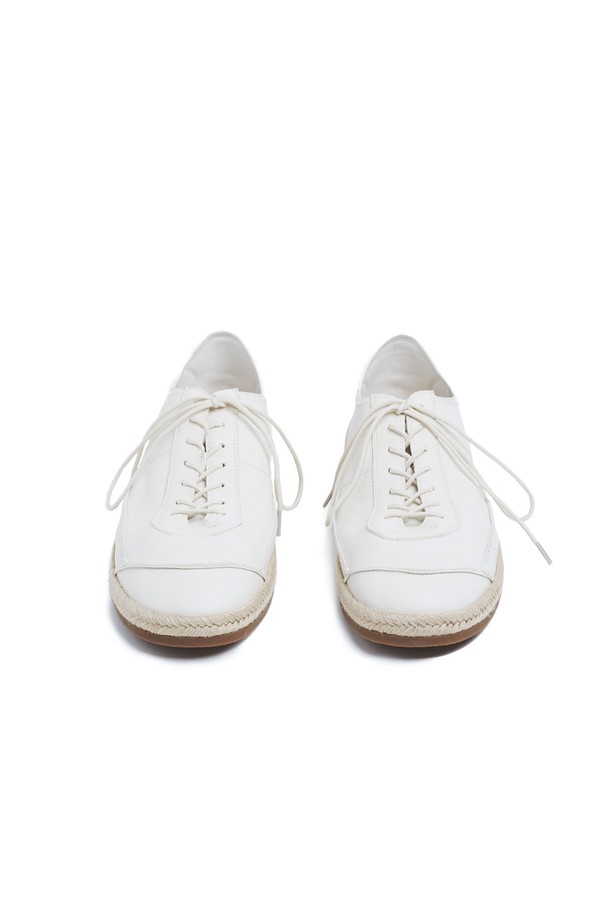 SUB_F161 White는 남성용으로 제작된 화이트 컬러의 에스파드리유 스니커즈입니다. 부드럽고 유연한 가죽 소재와 통기성이 뛰어난 디자인으로 봄, 여름, 가을 계절에 편안하게 착용할 수 있으며, 라운드 앞코와 2.5cm 플랫 굽, 에스파드리유 직조 패턴 아웃솔이 특징입니다. 접이식 힐과 PU 인솔로 편안함을 더했으며, 끈으로 묶는 로우탑 스타일의 캐주얼 신발입니다.
