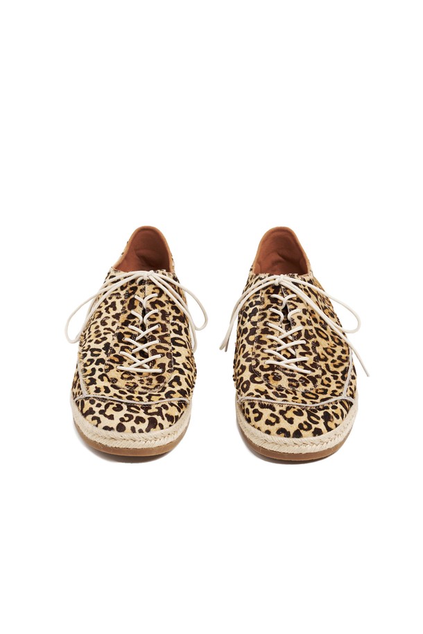 SUB_F161 Leopard는 소가죽과 가죽 소재를 사용하여 제작된 남성용 신발입니다. 레오파드 패턴과 애니멀 무늬가 돋보이며, 라운드 앞코와 2.5cm 플랫 굽으로 일상적인 착용에 적합합니다. 봄, 여름, 가을, 겨울 사계절 모두 착용 가능하며, 에스파드리유 스타일과 슬리퍼처럼 편안한 착용감을 제공하며, PU 인솔과 아리안스 공법 적용으로 통기성이 우수합니다.
