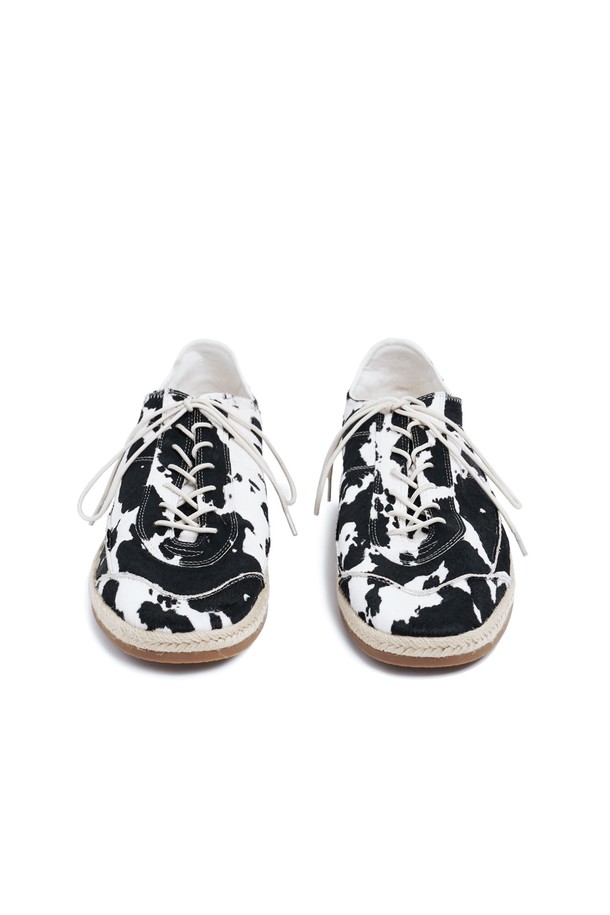 블랙과 화이트 달마시안 패턴이 돋보이는 SUB_F161 에스파드리유 스니커즈입니다. 소가죽, 고무, 헴프 소재를 사용하여 사계절 내내 편안하게 착용 가능하며, 2cm 플랫 굽으로 안정적인 착화감을 선사합니다. 라운드 앞코와 레이스업 디자인, 뮬처럼 연출 가능한 뒤축, 통기성이 우수한 로우탑 스타일로 일상에서 개성 있는 스타일을 연출해보세요.
