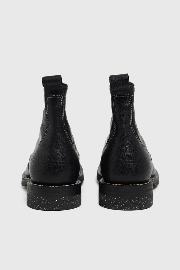 유니폼 워크 부츠 블랙은 튼튼함과 세련됨을 겸비한 남성용 워크 부츠입니다. 베지터블 태닝 소가죽을 사용하여 고급스러운 외관과 뛰어난 내구성을 자랑하며, 굿이어 웰트 공법으로 제작되어 오랜 시간 착용에도 끄떡없습니다. 라운드 토 디자인에 레이스업 방식으로 클래식한 매력을 더하고, 스피드 훅 디테일로 편안한 착용감을 제공합니다. 3.5cm 플랫 굽과 미끄럼 방지 러버 보강으로 안정적인 보행이 가능하며, 앵클 탑라인과 무지 패턴은 출근룩 및 비즈니스 캐주얼, 워크웨어 스타일을 완성합니다. 가을, 겨울 시즌에 안감의 가죽 소재가 따뜻함과 편안함을 선사합니다.
