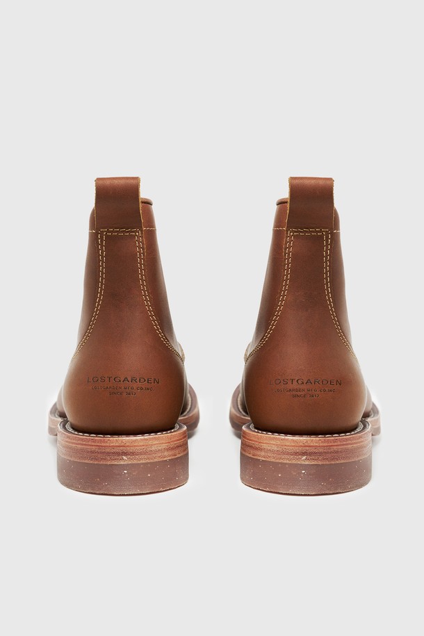 UNIFORM 워크 부츠 브라운은 소가죽 소재의 남성용 워크 부츠입니다. 3.5cm 플랫 굽에 라운드 토 디자인으로 제작되었으며, 가을, 겨울에 착용하기 좋습니다. 굿이어웰트 제법과 오일 풀업 레더를 사용하여 내구성과 멋을 더했습니다. 아일렛과 스피드 훅 디테일, 레더 솔 & 러버 아웃솔이 특징이며, 출근룩, 비즈니스 캐주얼, 모임룩 등 다양한 TPO에 활용할 수 있습니다. 클래식, 워크웨어, 미니멀 스타일을 즐기는 분들께 추천합니다.
