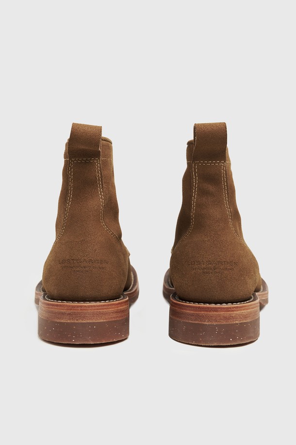 UNIFORM 워크 부츠 베이지는 남성용 워크 부츠로, 가을과 겨울에 착용하기 좋습니다. 3.5cm 플랫 굽에 라운드 토 디자인이며, 굿이어웰트 제법으로 제작되어 내구성이 뛰어납니다. 왁스 풀업 레더 소가죽을 사용하여 빈티지하면서도 클래식한 스타일을 연출하며, 안감은 가죽으로 마감했습니다. 앵클 탑라인에 레이스업 방식으로, 아일렛 상단에 스피드 훅 디테일을 더해 포인트를 주었습니다. 레더 솔과 러버 덧댐 처리로 안정감 있는 착용감을 제공하며, 출근룩, 비즈니스 캐주얼, 모임룩, 클래식, 미니멀, 워크웨어 스타일을 즐기는 분들께 추천합니다.
