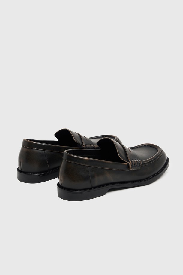 UNIFORM (유니폼) 와이드 로퍼 빈티지 브라운은 남성용 로퍼로, 일상, 출근룩, 비즈니스 캐주얼, 데이트룩 등 다양한 TPO에 활용 가능합니다. 클래식, 미니멀, 캐주얼 스타일을 즐기는 분들께 추천하며, 3.5cm 로우힐 굽에 라운드토 디자인으로 제작되었습니다. 빈티지 브라운 컬러의 소가죽 소재, 굿이어 웰트 공법, 베지터블 태닝 가죽, 그리고 스피드 훅 디테일이 특징입니다. 안감 또한 소가죽으로 제작되었으며, 와이드 발볼과 슬립온 디자인으로 편안한 착용감을 제공합니다. 고무 미끄럼 방지 밑창이 적용되어 안정성까지 갖춘 로퍼입니다.
