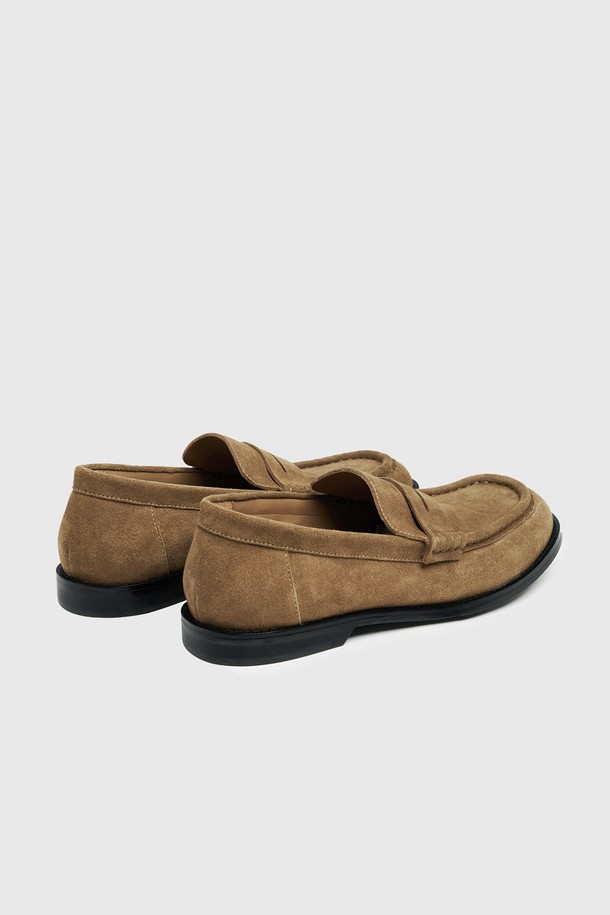 UNIFORM 와이드 로퍼 베이지는 남성을 위한 신발로, 출근룩과 비즈니스 캐주얼에 잘 어울리는 클래식, 미니멀, 캐주얼 스타일의 로퍼입니다. 라운드 앞코에 2cm 플랫 굽으로 편안함을 더했으며, 베이지 컬러의 소가죽과 스웨이드 소재가 고급스러운 느낌을 줍니다. 와이드 실루엣과 골프라인 디테일이 돋보이며, 라텍스 폼 인솔과 러버 아웃솔로 편안한 착용감을 제공합니다. 슬립온 디자인으로 간편하게 신고 벗을 수 있으며, 봄, 여름, 가을에 착용하기 좋습니다.
