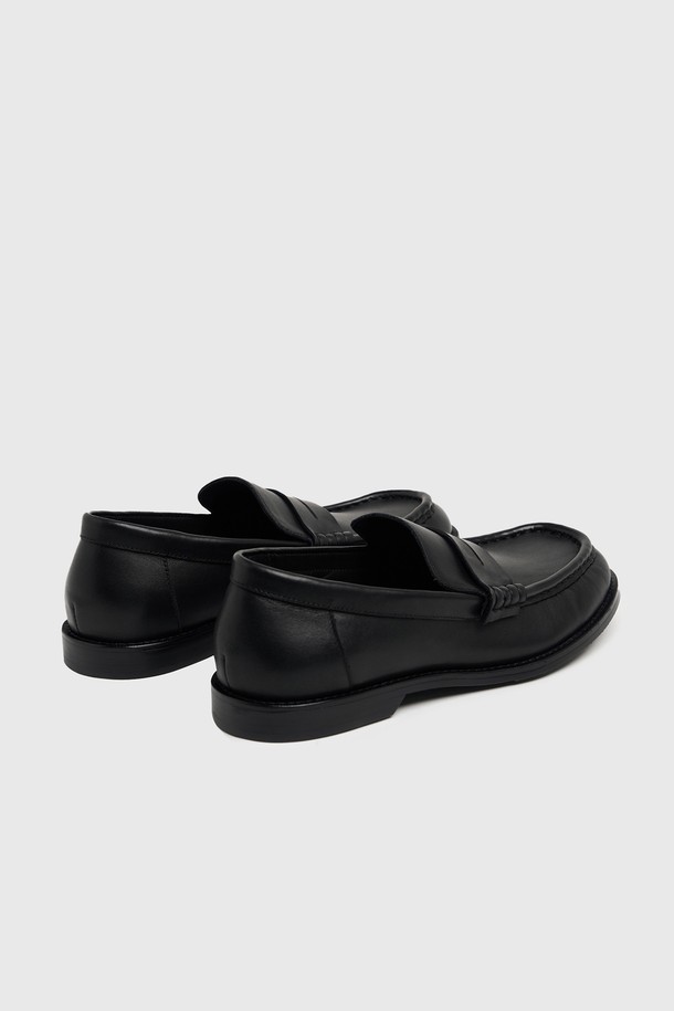 UNIFORM 와이드 로퍼 블랙은 남성을 위한 일상용 로퍼입니다. 소가죽 소재에 라운드 앞코, 2cm 로우힐 굽으로 편안함을 더했습니다. 와이드한 실루엣, 볼드한 칼라 라인 디자인, 플랫 구조, 라텍스 폼 인솔, 고무 아웃솔이 특징입니다. 출근룩과 비즈니스 캐주얼에 어울리는 클래식, 미니멀, 캐주얼 스타일의 로퍼를 만나보세요.
