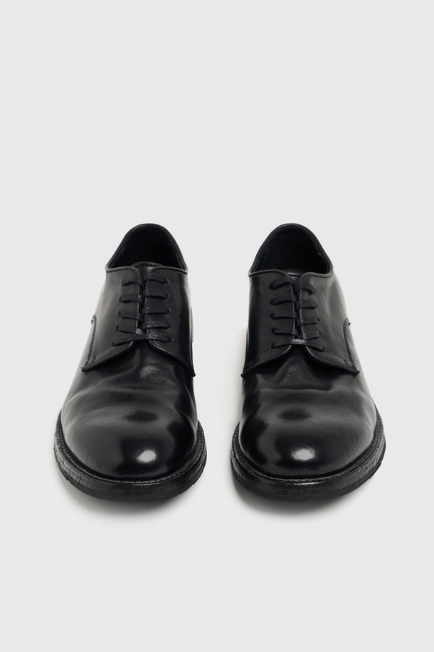 유니폼 아카이브 더비 블랙은 남성용 더비슈즈로, 일상과 출근룩, 비즈니스 캐주얼, 모임룩에 모두 잘 어울리는 활용도 높은 아이템입니다. 블랙 컬러의 소가죽 소재로 제작되어 시크하고 미니멀한 스타일을 연출하며, 내로우 앞코 디자인이 세련된 느낌을 더합니다. 3.5cm 로우힐 굽과 고무 보강 가죽 밑창으로 편안한 착화감과 안정적인 활동성을 제공하며, 스톤워싱 가공과 블레이크 공법으로 내구성을 높였습니다. 무지 패턴에 레이스업 스타일, 로우컷 탑라인으로 깔끔함을 강조하여 사계절 내내 다양한 스타일에 매치하기 좋습니다.
