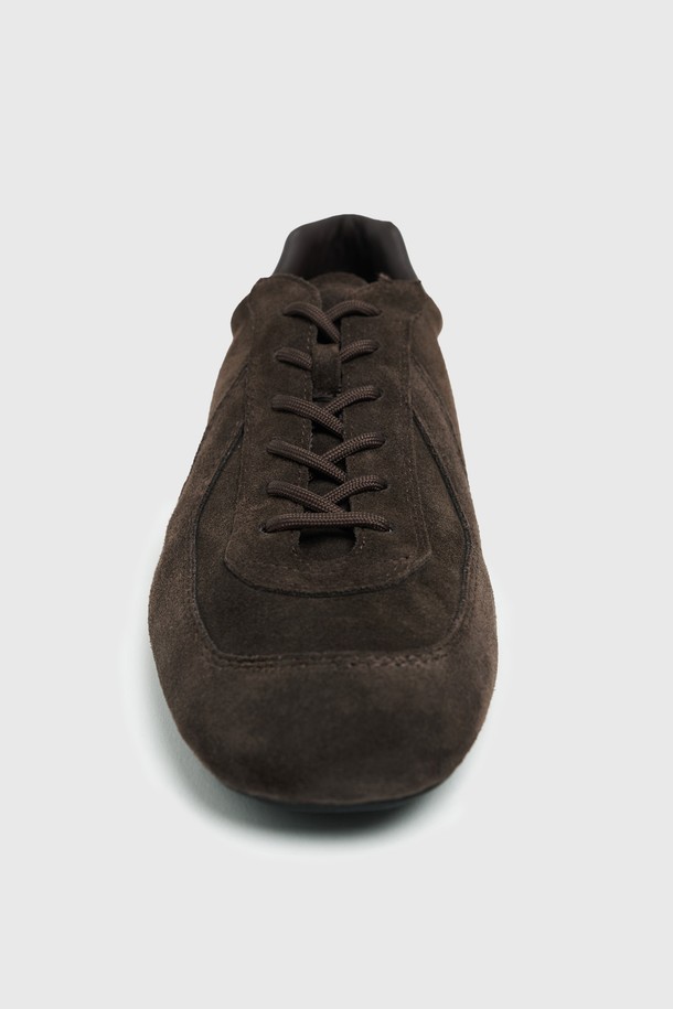 UNIFORM 드라이빙 스니커즈 브라운은 부드러운 스웨이드와 소가죽 소재로 제작되어 고급스러운 외관을 자랑합니다. 라운드 앞코와 2cm 플랫 굽으로 편안한 착용감을 제공하며, 피그레더 안감과 PU 인솔 사용으로 쾌적함을 더했습니다. 통기성이 우수하고 쿠션성이 뛰어나며, 드라이빙 기능성을 갖춰 일상생활은 물론 데이트룩과 여행룩에도 잘 어울립니다. 클래식, 캐주얼, 미니멀 스타일을 즐기는 남성분들께 추천하며, 레이스업 디자인과 로우탑 스타일로 세련된 분위기를 연출합니다.
