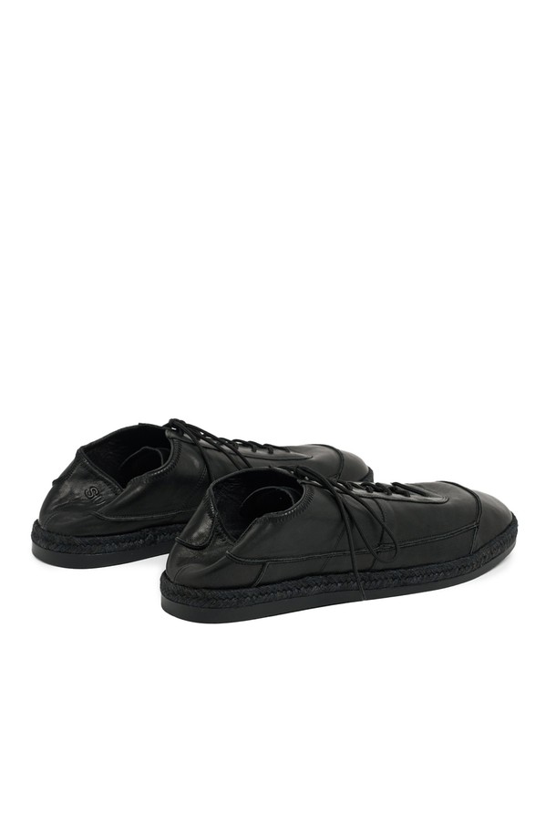 SUB_F161 블랙 에스파드리유 스니커즈는 남성용 신발로, 사계절 내내 활용 가능한 데일리 아이템입니다. 라운드 앞코 디자인과 블랙 컬러, 가죽, 고무, PU 소재의 조화가 돋보입니다. 접이식 힐 디자인으로 편의성을 높였으며, 에스파드리유 특유의 직조 패턴이 특징입니다. 캐주얼, 미니멀, 리조트 스타일 연출에 적합하며, 동네 마실룩, 여행룩, 휴가룩에 매치하기 좋습니다. 맨발 착용이 가능하며, 2cm 플랫 굽으로 편안함을 선사합니다.
