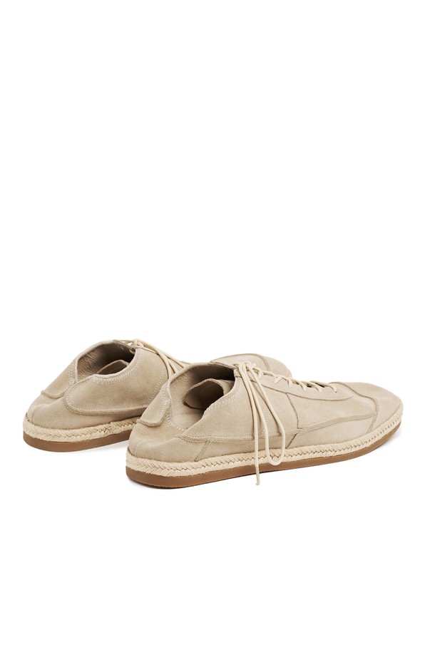 SUB_F161 베이지는 남성용 에스파드리유 스니커즈입니다. 라운드 앞코 디자인에 베이지 컬러, 소가죽, 고무, 삼 등의 소재를 사용하여 봄, 여름, 가을, 겨울 계절 모두 착용 가능합니다. 굽 높이는 2cm 플랫이며, 가죽 안감과 레이스업 여밈으로 편안함을 더했습니다. 에스파드리유 스타일로 제작되었으며 뒤축을 꺾어 뮬처럼 착용할 수 있고 통기성이 우수하여 일상, 여행, 휴가룩에 제격입니다. 미니멀하고 캐주얼한 스타일을 연출하기 좋습니다.
