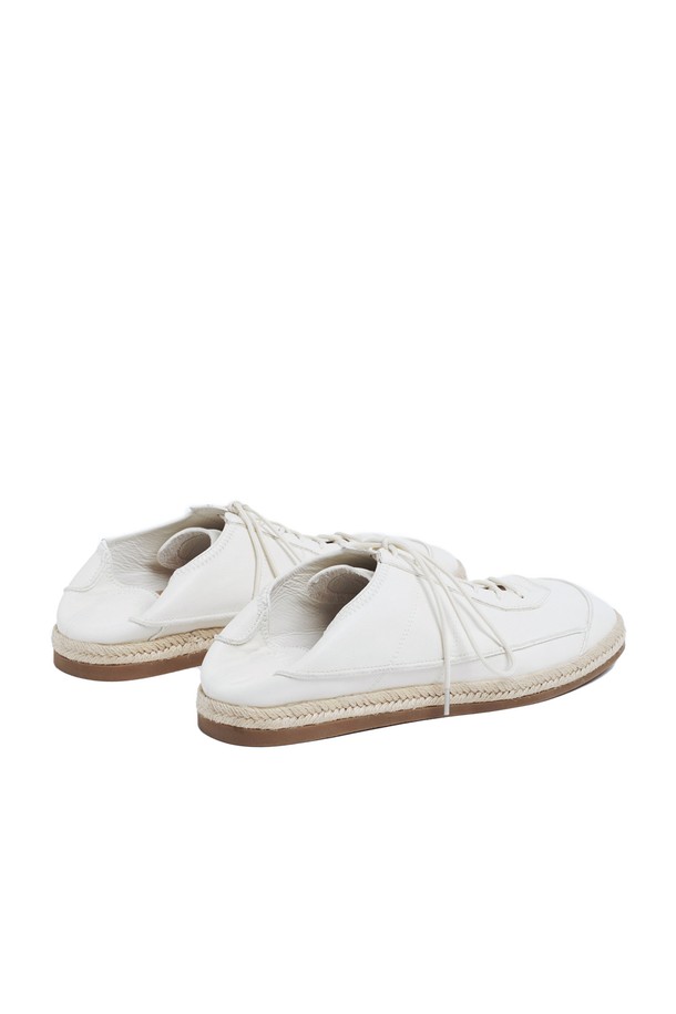 SUB_F161 White는 남성용으로 제작된 화이트 컬러의 에스파드리유 스니커즈입니다. 부드럽고 유연한 가죽 소재와 통기성이 뛰어난 디자인으로 봄, 여름, 가을 계절에 편안하게 착용할 수 있으며, 라운드 앞코와 2.5cm 플랫 굽, 에스파드리유 직조 패턴 아웃솔이 특징입니다. 접이식 힐과 PU 인솔로 편안함을 더했으며, 끈으로 묶는 로우탑 스타일의 캐주얼 신발입니다.
