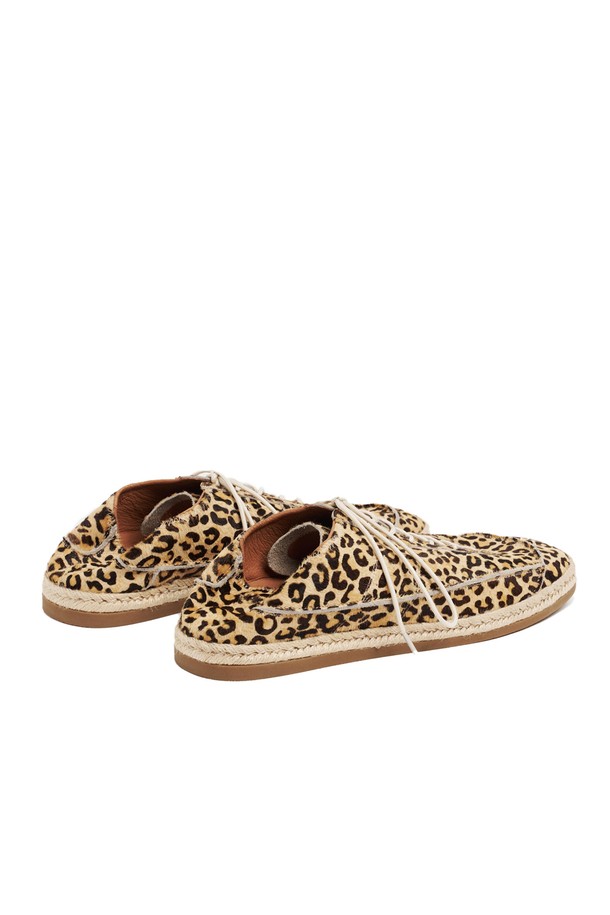 SUB_F161 Leopard는 소가죽과 가죽 소재를 사용하여 제작된 남성용 신발입니다. 레오파드 패턴과 애니멀 무늬가 돋보이며, 라운드 앞코와 2.5cm 플랫 굽으로 일상적인 착용에 적합합니다. 봄, 여름, 가을, 겨울 사계절 모두 착용 가능하며, 에스파드리유 스타일과 슬리퍼처럼 편안한 착용감을 제공하며, PU 인솔과 아리안스 공법 적용으로 통기성이 우수합니다.
