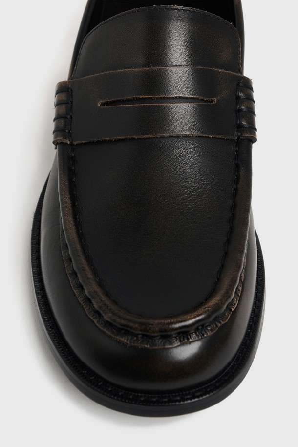 UNIFORM (유니폼) 와이드 로퍼 빈티지 브라운은 남성용 로퍼로, 일상, 출근룩, 비즈니스 캐주얼, 데이트룩 등 다양한 TPO에 활용 가능합니다. 클래식, 미니멀, 캐주얼 스타일을 즐기는 분들께 추천하며, 3.5cm 로우힐 굽에 라운드토 디자인으로 제작되었습니다. 빈티지 브라운 컬러의 소가죽 소재, 굿이어 웰트 공법, 베지터블 태닝 가죽, 그리고 스피드 훅 디테일이 특징입니다. 안감 또한 소가죽으로 제작되었으며, 와이드 발볼과 슬립온 디자인으로 편안한 착용감을 제공합니다. 고무 미끄럼 방지 밑창이 적용되어 안정성까지 갖춘 로퍼입니다.
