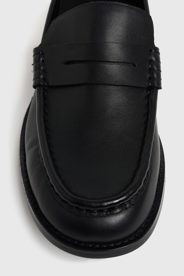 UNIFORM 와이드 로퍼 블랙은 남성을 위한 일상용 로퍼입니다. 소가죽 소재에 라운드 앞코, 2cm 로우힐 굽으로 편안함을 더했습니다. 와이드한 실루엣, 볼드한 칼라 라인 디자인, 플랫 구조, 라텍스 폼 인솔, 고무 아웃솔이 특징입니다. 출근룩과 비즈니스 캐주얼에 어울리는 클래식, 미니멀, 캐주얼 스타일의 로퍼를 만나보세요.
