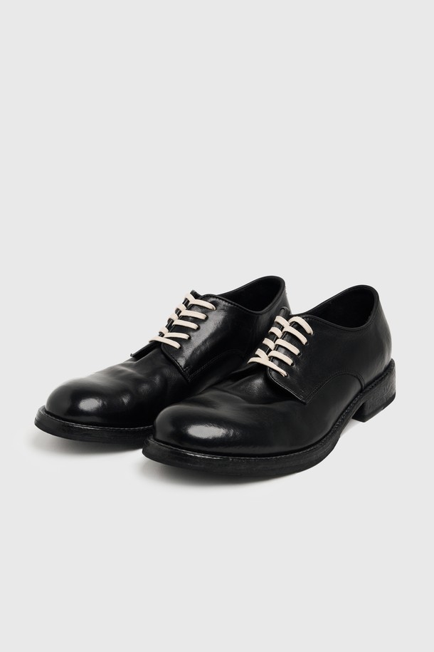 유니폼 아카이브 더비 블랙은 남성용 더비슈즈로, 일상과 출근룩, 비즈니스 캐주얼, 모임룩에 모두 잘 어울리는 활용도 높은 아이템입니다. 블랙 컬러의 소가죽 소재로 제작되어 시크하고 미니멀한 스타일을 연출하며, 내로우 앞코 디자인이 세련된 느낌을 더합니다. 3.5cm 로우힐 굽과 고무 보강 가죽 밑창으로 편안한 착화감과 안정적인 활동성을 제공하며, 스톤워싱 가공과 블레이크 공법으로 내구성을 높였습니다. 무지 패턴에 레이스업 스타일, 로우컷 탑라인으로 깔끔함을 강조하여 사계절 내내 다양한 스타일에 매치하기 좋습니다.
