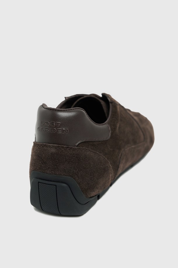 UNIFORM 드라이빙 스니커즈 브라운은 부드러운 스웨이드와 소가죽 소재로 제작되어 고급스러운 외관을 자랑합니다. 라운드 앞코와 2cm 플랫 굽으로 편안한 착용감을 제공하며, 피그레더 안감과 PU 인솔 사용으로 쾌적함을 더했습니다. 통기성이 우수하고 쿠션성이 뛰어나며, 드라이빙 기능성을 갖춰 일상생활은 물론 데이트룩과 여행룩에도 잘 어울립니다. 클래식, 캐주얼, 미니멀 스타일을 즐기는 남성분들께 추천하며, 레이스업 디자인과 로우탑 스타일로 세련된 분위기를 연출합니다.
