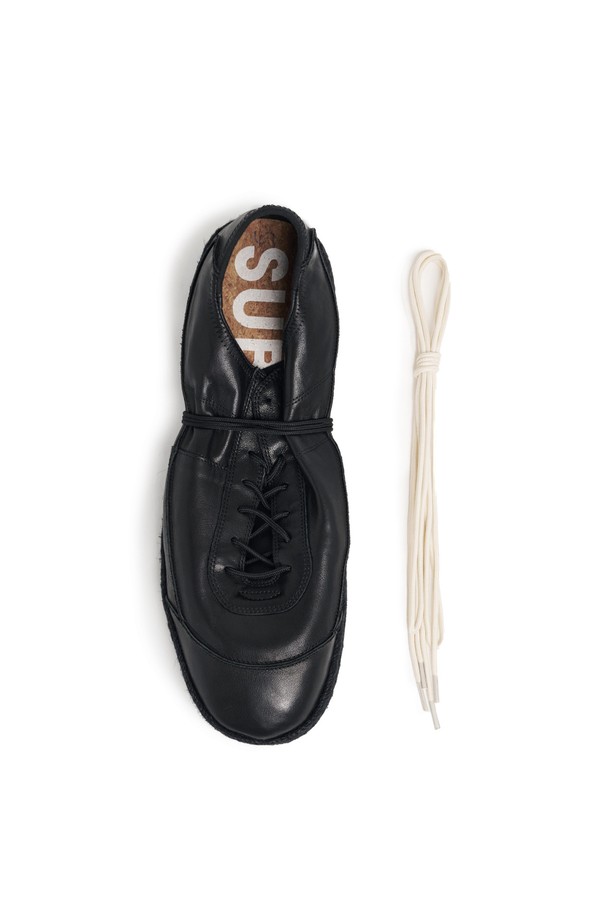 SUB_F161 블랙 에스파드리유 스니커즈는 남성용 신발로, 사계절 내내 활용 가능한 데일리 아이템입니다. 라운드 앞코 디자인과 블랙 컬러, 가죽, 고무, PU 소재의 조화가 돋보입니다. 접이식 힐 디자인으로 편의성을 높였으며, 에스파드리유 특유의 직조 패턴이 특징입니다. 캐주얼, 미니멀, 리조트 스타일 연출에 적합하며, 동네 마실룩, 여행룩, 휴가룩에 매치하기 좋습니다. 맨발 착용이 가능하며, 2cm 플랫 굽으로 편안함을 선사합니다.
