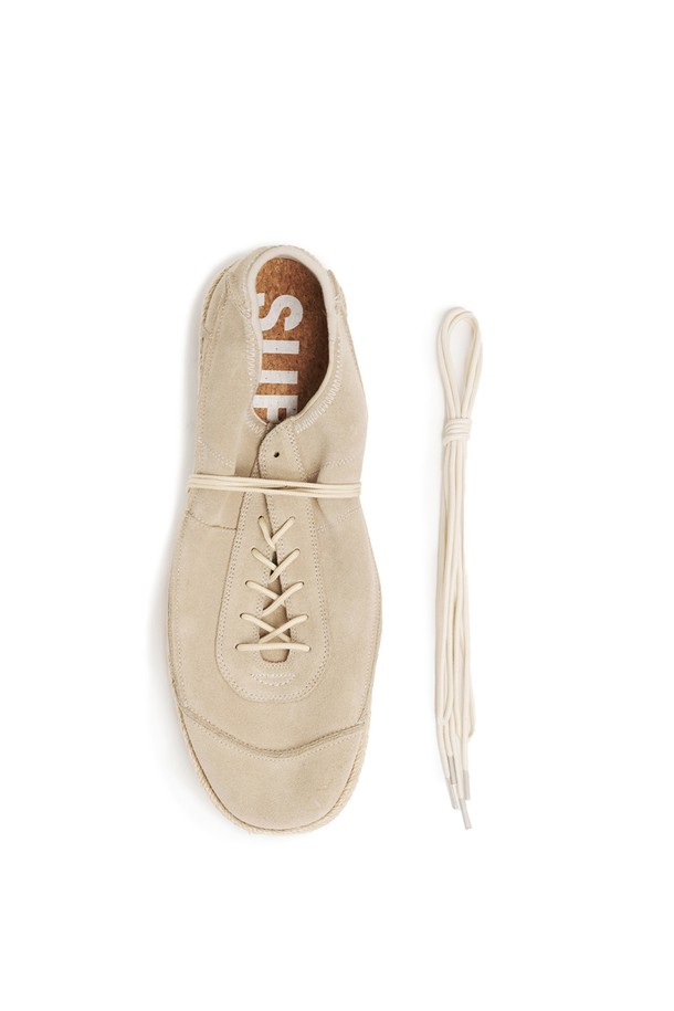 SUB_F161 베이지는 남성용 에스파드리유 스니커즈입니다. 라운드 앞코 디자인에 베이지 컬러, 소가죽, 고무, 삼 등의 소재를 사용하여 봄, 여름, 가을, 겨울 계절 모두 착용 가능합니다. 굽 높이는 2cm 플랫이며, 가죽 안감과 레이스업 여밈으로 편안함을 더했습니다. 에스파드리유 스타일로 제작되었으며 뒤축을 꺾어 뮬처럼 착용할 수 있고 통기성이 우수하여 일상, 여행, 휴가룩에 제격입니다. 미니멀하고 캐주얼한 스타일을 연출하기 좋습니다.
