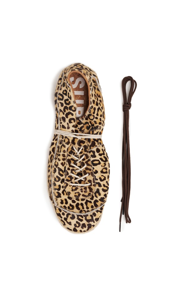 SUB_F161 Leopard는 소가죽과 가죽 소재를 사용하여 제작된 남성용 신발입니다. 레오파드 패턴과 애니멀 무늬가 돋보이며, 라운드 앞코와 2.5cm 플랫 굽으로 일상적인 착용에 적합합니다. 봄, 여름, 가을, 겨울 사계절 모두 착용 가능하며, 에스파드리유 스타일과 슬리퍼처럼 편안한 착용감을 제공하며, PU 인솔과 아리안스 공법 적용으로 통기성이 우수합니다.
