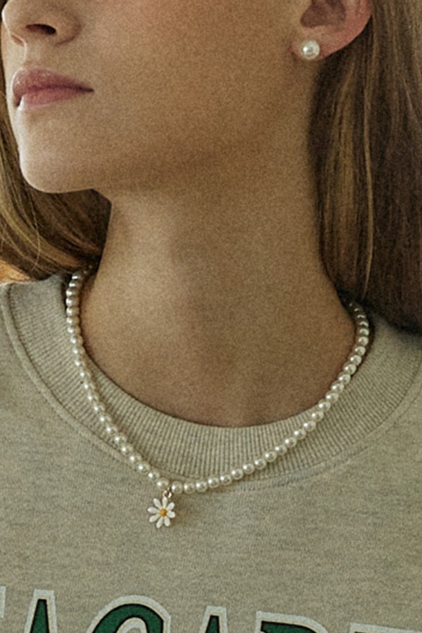 Daisy Pearl Necklace - Gold는 우아하고 클래식한 스타일을 연출하는 여성용 목걸이입니다. 골드 컬러의 목걸이는 아크릴, 스틸, 브라스 소재로 제작되었으며, 데이지 펜던트와 진주 장식이 돋보입니다. 목걸이 길이는 조절 가능하며 버클 잠금 장치로 편리하게 착용할 수 있습니다. 일상에서 로맨틱하고 미니멀한 무드를 더해주는 아이템입니다. 도금 제품으로 변색될 수 있으며, 약한 힘에도 체인이 손상될 수 있으니 주의하여 관리해 주세요.
