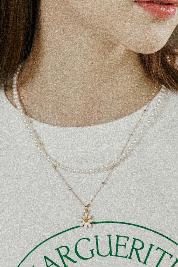 골드 데이지 체인 목걸이는 여성스러운 무드를 연출하는 데일리 목걸이입니다. 브라스 소재에 골드 컬러로 도금되었으며, 체인과 데이지 펜던트의 조화가 돋보입니다. 캐주얼, 미니멀 스타일의 의상에 매치하여 데이트룩, 카페룩을 완성해보세요. 체인 길이는 45cm로, 버클 잠금 방식으로 길이 조절이 가능합니다. 변색 가능성이 있으므로 섬세한 관리가 필요합니다.
