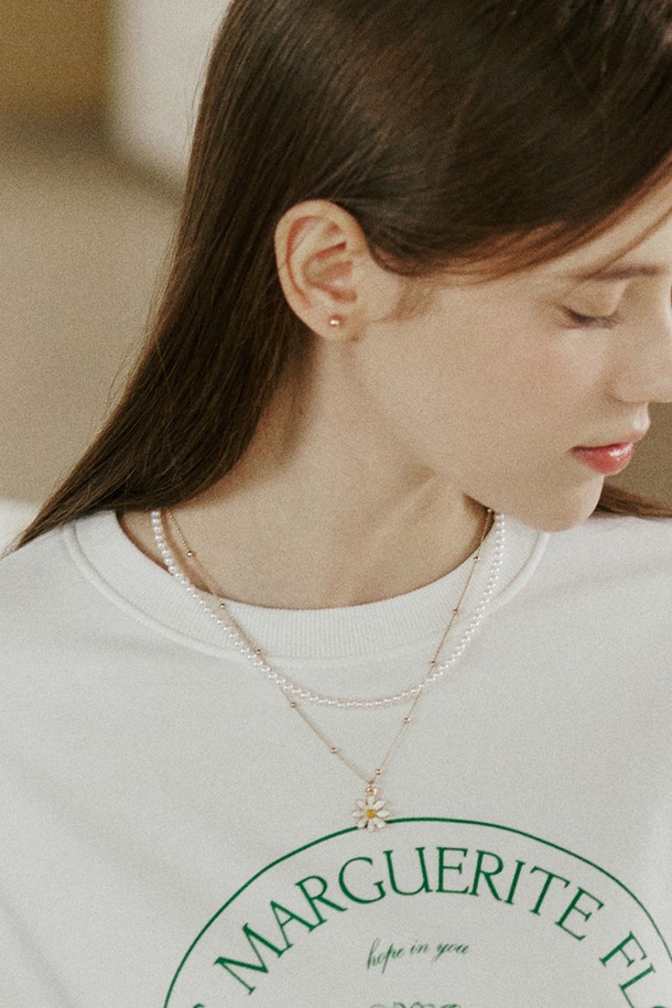 골드 데이지 체인 목걸이는 여성스러운 무드를 연출하는 데일리 목걸이입니다. 브라스 소재에 골드 컬러로 도금되었으며, 체인과 데이지 펜던트의 조화가 돋보입니다. 캐주얼, 미니멀 스타일의 의상에 매치하여 데이트룩, 카페룩을 완성해보세요. 체인 길이는 45cm로, 버클 잠금 방식으로 길이 조절이 가능합니다. 변색 가능성이 있으므로 섬세한 관리가 필요합니다.
