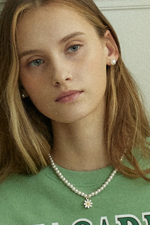 Daisy Pearl Necklace - Gold는 우아하고 클래식한 스타일을 연출하는 여성용 목걸이입니다. 골드 컬러의 목걸이는 아크릴, 스틸, 브라스 소재로 제작되었으며, 데이지 펜던트와 진주 장식이 돋보입니다. 목걸이 길이는 조절 가능하며 버클 잠금 장치로 편리하게 착용할 수 있습니다. 일상에서 로맨틱하고 미니멀한 무드를 더해주는 아이템입니다. 도금 제품으로 변색될 수 있으며, 약한 힘에도 체인이 손상될 수 있으니 주의하여 관리해 주세요.
