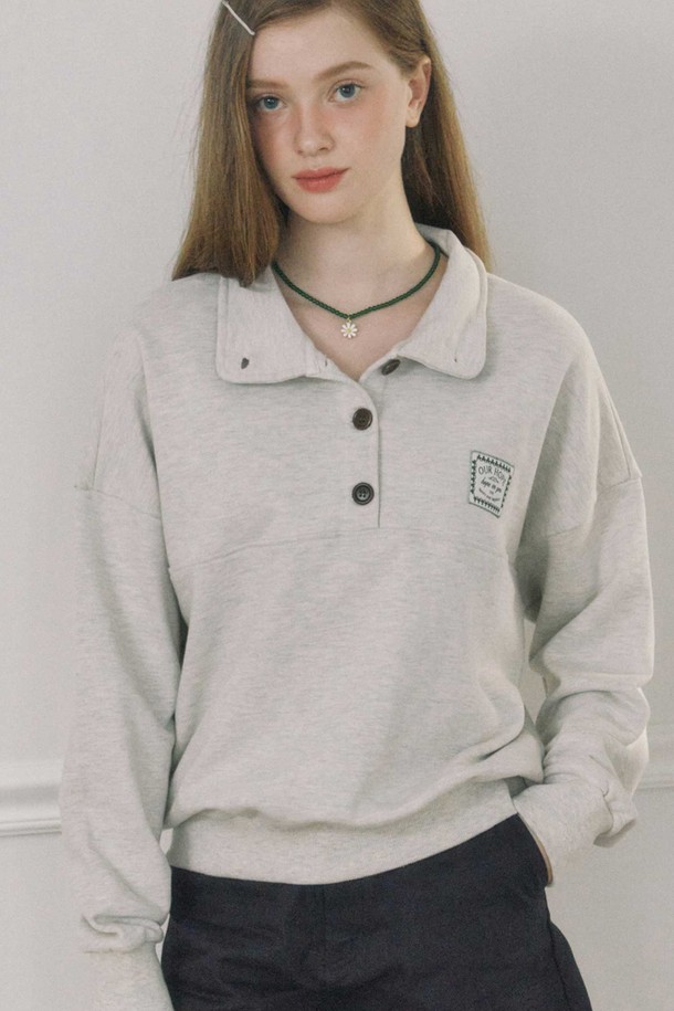 Hope 버튼다운 스웨트셔츠 - 오트밀은 부드러운 면 소재로 제작되어 편안한 착용감을 선사합니다. 차이나칼라 디자인과 버튼다운 디테일이 돋보이며, 루즈핏으로 제작되어 캐주얼하고 베이직한 스타일을 연출합니다. 간절기부터 겨울까지 착용 가능한 두꺼운 두께감으로, 집콕룩이나 산책룩 등 다양한 TPO에 활용할 수 있습니다. 무지 디자인의 오트밀 컬러는 어떤 스타일에도 쉽게 매치하여 미니멀하고 클래식한 분위기를 더합니다. 긴 소매 기장의 이 스웨트셔츠는 여성분들의 데일리룩에 활용하기 좋은 아이템입니다.
