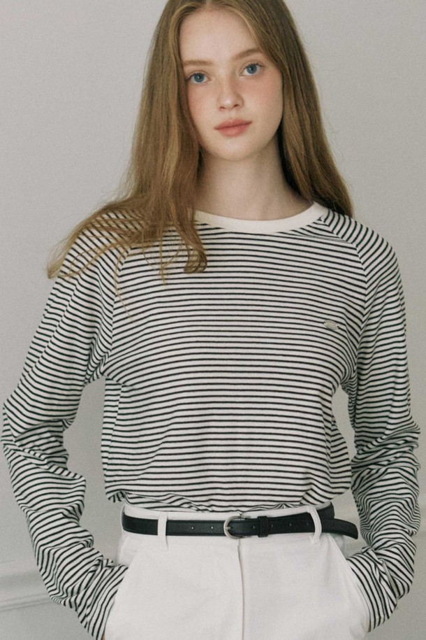 블랙 컬러의 스트라이프 래글런 티셔츠입니다. 부드러운 면 소재로 제작되어 편안한 착용감을 선사하며, 봄, 가을 시즌에 적합합니다. 레귤러 핏에 긴 소매 기장으로, 캐주얼하고 미니멀한 스타일을 연출하기 좋습니다. 라운드넥 디자인과 얇은 두께감으로 다양한 옷에 매치하기 용이하며, 데일리룩으로 활용하기 좋습니다. 베이직하면서도 클래식한 매력을 더하는 스트라이프 패턴이 특징입니다.
