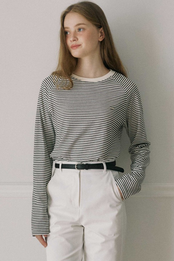 블랙 컬러의 스트라이프 래글런 티셔츠입니다. 부드러운 면 소재로 제작되어 편안한 착용감을 선사하며, 봄, 가을 시즌에 적합합니다. 레귤러 핏에 긴 소매 기장으로, 캐주얼하고 미니멀한 스타일을 연출하기 좋습니다. 라운드넥 디자인과 얇은 두께감으로 다양한 옷에 매치하기 용이하며, 데일리룩으로 활용하기 좋습니다. 베이직하면서도 클래식한 매력을 더하는 스트라이프 패턴이 특징입니다.
