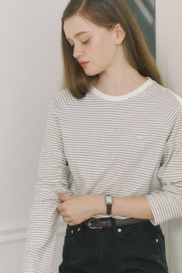 그레이 색상의 스트라이프 래글런 티셔츠입니다. 부드러운 면 소재로 제작되어 편안한 착용감을 선사하며, 봄, 가을 시즌에 적합합니다. 라운드넥, 긴 소매, 레귤러 핏으로 베이직하고 캐주얼한 스타일을 연출합니다. 얇은 두께감으로 간절기 레이어드룩에 활용하기 좋으며, 미니멀, 클래식 스타일을 선호하는 여성분들께 추천합니다.
