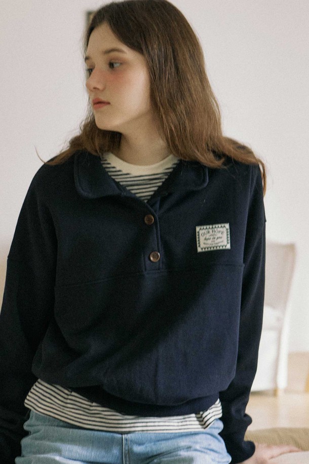 Hope 버튼다운 스웨트셔츠 - 네이비는 부드러운 면 소재의 여성용 스웨트셔츠입니다. 캐주얼, 미니멀 스타일로 출근룩, 모임룩에 모두 잘 어울립니다. 루즈핏 크롭 기장으로 편안하면서도 트렌디한 핏을 연출하며, 라운드넥과 긴 소매 디자인으로 제작되었습니다. 버튼다운 디테일이 돋보이는 무지 네이비 컬러의 두꺼운 스웨트셔츠로, 봄, 가을, 겨울 모두 활용 가능합니다.
