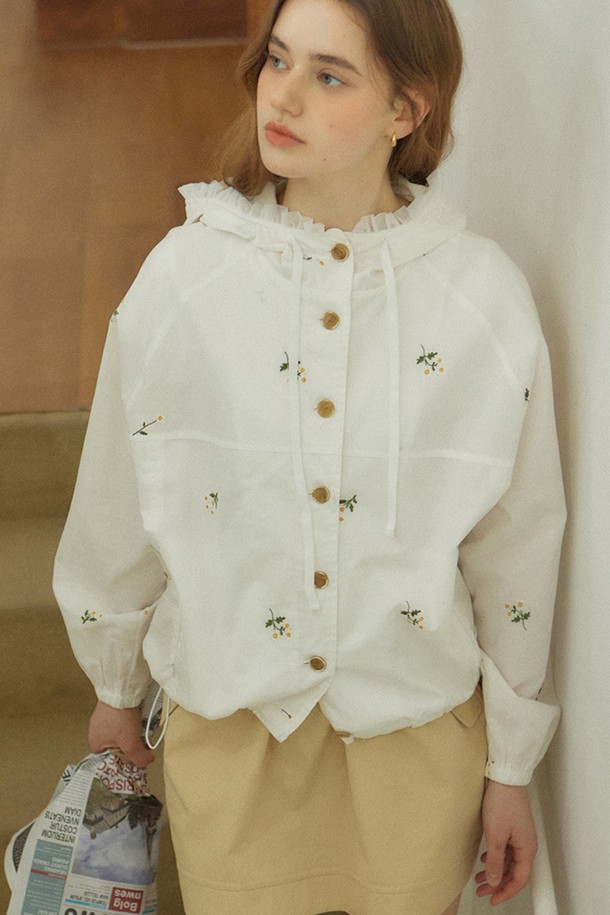 마가렛 자수 버튼 다운 재킷 - 화이트는 데일리룩, 데이트룩, 카페룩, 모임룩에 모두 잘 어울리는 여성 자켓입니다. 우아하고 클래식한 스타일을 연출하며, 로맨틱, 미니멀 스타일과도 매치하기 좋습니다. 부드러운 면 소재에 중간 두께감으로 사계절 내내 활용할 수 있습니다. 화이트 컬러 바탕에 마가렛 자수와 프릴 디테일이 더해져 여성스러운 분위기를 자아냅니다. 히든 지퍼 포켓, 소매 패딩, 밑단 드로스트링 등의 특징과 레귤러핏으로 편안한 착용감을 선사합니다.
