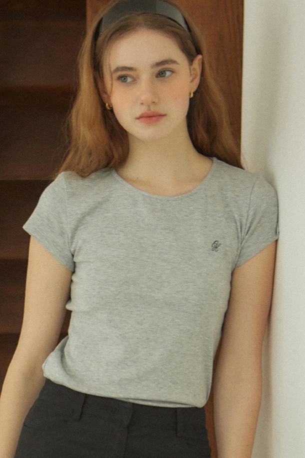 로고 반팔 티셔츠 (멜란지 그레이)는 여성용 반팔 티셔츠입니다. 부드러운 촉감의 면, 스판덱스 혼방 소재로 제작되어 데일리 및 일상에서 편안하게 착용하기 좋습니다. 슬림핏 디자인으로, 봄, 여름, 가을 시즌에 활용 가능하며, 베이직하고 미니멀한 스타일을 연출합니다. 가슴 부분의 로고 자수 디테일과 뒷면 중심 솔기, 넥라인 바인딩 처리, 소매단 이중 스티치 등의 특징을 갖습니다. 동네 마실룩, 카페룩 등 다양한 TPO에 미니멀, 클래식, 캐주얼 스타일로 연출할 수 있습니다.
