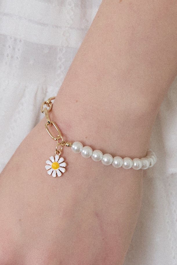 데이지 펄 체인 팔찌 - 골드는 여성스러운 매력을 더해줄 팔찌입니다. 골드 컬러의 이 팔찌는 아크릴, 스틸, 브라스 소재로 제작되었으며, 데일리룩에 포인트를 주기 좋습니다. 데이지 펜던트와 진주 장식이 돋보이며, 플라워 패턴으로 페미닌하고 캐주얼한 스타일을 연출합니다. 버클로 간편하게 착용할 수 있으며, 체인 길이 조절이 가능하여 손목에 맞게 조절할 수 있습니다. 데이트룩, 쇼핑룩 등 다양한 TPO에 활용하여 스타일을 완성해보세요.

