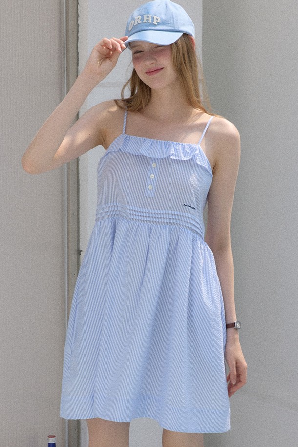 Laura 레이어드 민소매 원피스 - 스카이 블루는 시어서커 원단으로 제작되어 부드러운 촉감을 선사하며, 얇은 두께감으로 봄, 여름에 시원하게 착용하기 좋습니다. 사랑스러운 스퀘어넥 디자인에 가슴 프릴, 앞면 플리츠, 자수 디테일이 더해져 큐트하고 캐주얼한 무드를 연출합니다. A라인 핏과 릴랙스핏으로 편안한 착용감을 제공하며, 양쪽 포켓과 조절 가능한 스트랩, 허리 아래 백 지퍼로 실용성을 높였습니다. 데이트룩, 카페룩 등 다양한 TPO에 맞춰 로맨틱하고 미니멀한 스타일을 완성해보세요.
