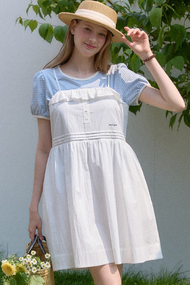 Laura (로라) 레이어드 민소매 원피스 - 화이트는 부드러운 코튼, 나일론, 폴리에스터 혼방 소재로 제작되어 시원하고 편안한 착용감을 선사합니다. 얇은 두께감과 루즈핏, 레이어드 디자인으로 귀엽고 로맨틱한 스타일을 연출하며, 데이트룩, 휴가룩, 여행룩에 적합합니다. 조절 가능한 스트랩과 앞면 플리츠, 자수 디테일이 여성스러운 포인트를 더하며, 양쪽 포켓과 허리 아래 백지퍼로 실용성을 높였습니다. 하늘색, 파란색, 화이트 색상으로 출시되어 다양한 스타일을 소화할 수 있습니다.
