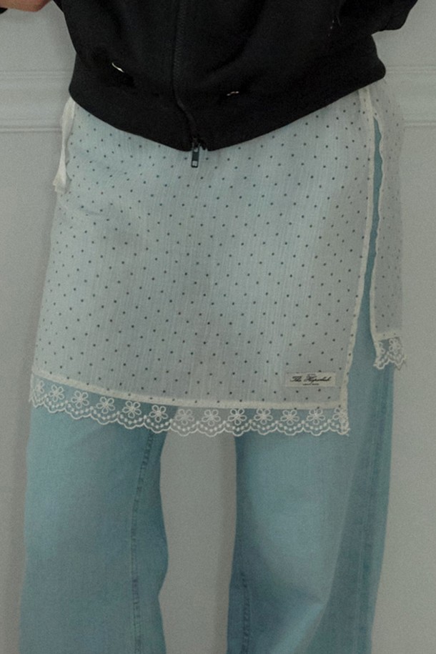 도트 레이스 레이어드 스커트 - 아이보리, 여성스러운 분위기를 연출하는 데일리 스커트입니다. 부드러운 텐셀과 나일론 혼방 소재로 제작되어 편안한 착용감을 선사하며, 얇은 두께감으로 가을에 적합합니다. A라인 핏에 허리 터널 스트링으로 사이즈 조절이 가능하며, 플로럴 패턴 레이스와 쉬어 원단, 레이스 디테일이 더해져 우아하고 클래식한 스타일을 완성합니다. 데이트룩, 카페룩, 모임룩 등 다양한 TPO에 활용 가능하며, 로맨틱, 미니멀 스타일을 즐기는 분들께 추천합니다.