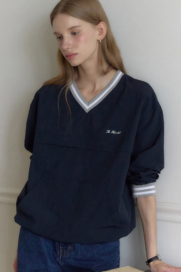 네이비 컬러의 V넥 아노락 스웨트셔츠입니다. 가볍고 부드러운 나일론 소재로 제작되어 봄, 가을 시즌에 착용하기 좋습니다. 얇은 두께감에 방수 및 발수 기능으로 실용성을 높였습니다. V넥 바인딩 처리와 자수 디테일, 밑단 스토퍼 및 조절끈으로 디자인 포인트를 더했으며, AERO 텀블 기술과 바이오 워싱 처리를 통해 편안한 착용감을 선사합니다. 일상, 나들이, 여행 등 다양한 TPO에 캐주얼하고 스포티하게 연출할 수 있는 아이템입니다.
