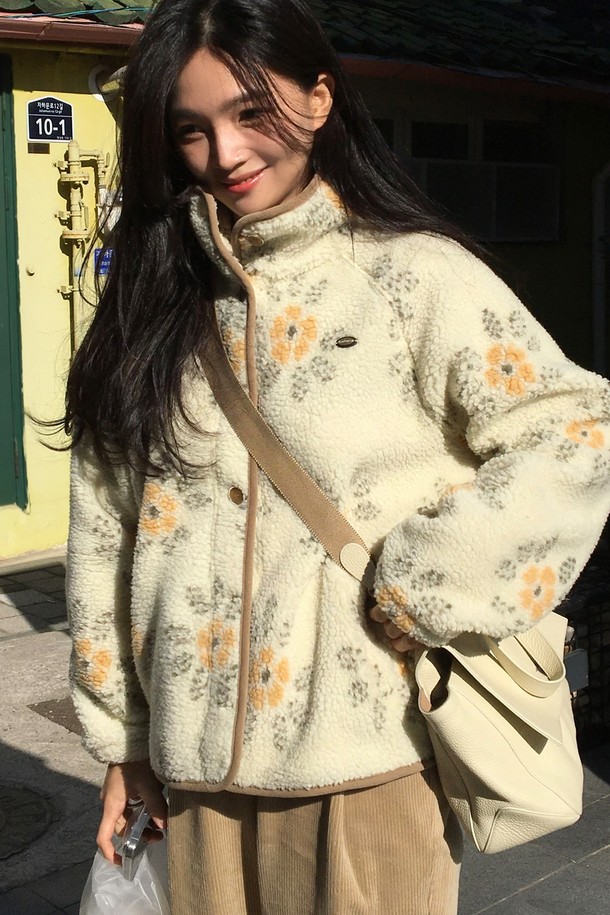 플로렌스 버튼 플리스 재킷 - 아이보리는 부드러운 플리스 소재로 제작되어 포근한 착용감을 선사합니다. 캐주얼 스타일의 여성용 플리스 자켓으로, 가을과 겨울에 따뜻하게 입을 수 있습니다. 루즈핏 디자인에 버튼 여밈 방식으로 편안하게 착용 가능하며, 꽃 자수 디테일이 돋보입니다. 산책룩이나 캠핑룩에 매치하여 캐주얼, 클래식, 로맨틱한 무드를 연출해보세요. 넉넉한 두께감과 긴 소매 기장으로 보온성을 높였습니다.
