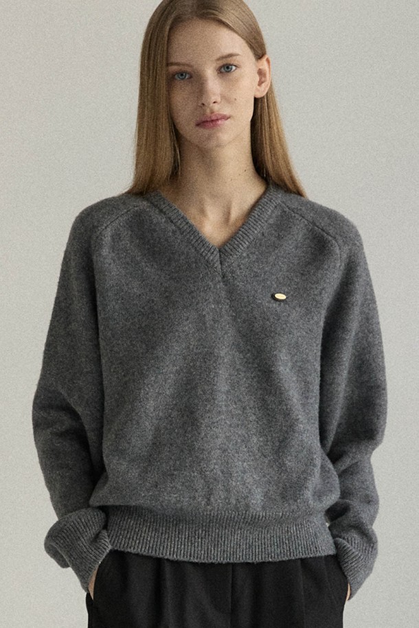 부드러운 울 소재의 Soft Wool V넥 래글런 니트 - 차콜입니다. 베이직하고 미니멀한 스타일로, 가을과 겨울에 따뜻하게 착용할 수 있습니다. 래글런 슬리브 디자인과 레귤러핏으로 편안한 착용감을 선사하며, 두꺼운 두께감으로 보온성을 높였습니다. 차콜 컬러의 무지 디자인은 어떤 옷에도 잘 어울려 활용도가 높습니다. 여성스러운 V넥 라인으로 세련된 분위기를 연출합니다.
