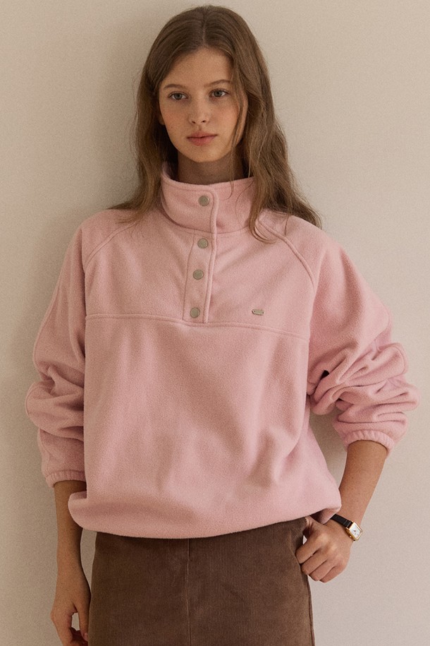 Hope 스냅 플리스 스웨트셔츠 - 핑크는 따뜻하고 포근한 착용감을 선사하는 여성용 스웨트셔츠입니다. 부드러운 플리스 소재로 제작되어 가을, 겨울철 일상에서 편안하게 즐겨 입을 수 있습니다. 하이넥 디자인과 루즈핏으로 제작되었으며, 스냅 버튼 디테일이 돋보이는 캐주얼하고 베이직한 스타일입니다. 집콕룩, 산책룩 등 다양한 TPO에 활용하기 좋으며, 미니멀한 스타일을 선호하는 분들께 추천합니다. 핑크 컬러로 화사함을 더했습니다.
