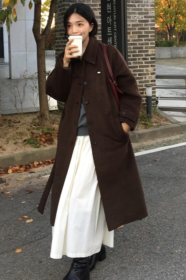 부드러운 브러쉬드 헤어리 울 소재의 브라운 발마칸 코트입니다. 클래식하고 베이직한 디자인으로, 가을과 겨울에 따뜻하게 착용할 수 있습니다. 롱 기장에 레귤러핏으로, 출근룩, 오피스룩, 모임룩 등 다양한 TPO에 활용하기 좋습니다. 싱글 버튼 여밈 방식과 긴 소매가 특징이며, 미니멀한 스타일을 연출하기에 적합합니다. 울 소재 특유의 고급스러운 촉감과 두꺼운 두께감으로 포근하게 몸을 감싸줍니다.