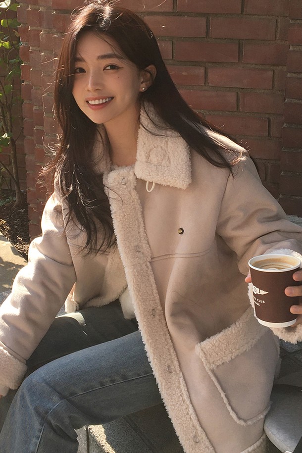 라이트 베이지 컬러의 Shia (시아) 쉬어링 무스탕 코트는 가을과 겨울, 당신의 출근룩에 따뜻함과 스타일을 더해줄 여성용 아우터입니다. 부드러운 촉감의 쉬어링 소재와 두꺼운 두께감으로 뛰어난 보온성을 제공하며, 베이직하고 캐주얼한 스타일을 연출합니다. 카라 디테일과 버튼 여밈 방식, 레귤러핏 디자인은 클래식하면서도 미니멀한 무드를 자아냅니다. 무지 패턴에 롱 슬리브, 넉넉한 포켓 디테일이 실용성을 더하여 데일리 아이템으로 활용하기 좋습니다.
