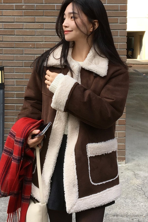 "Shia (시아) Shearling Mustang Coat (쉬어링 무스탕 코트) - 브라운"은 여성용으로, 캐주얼하고 베이직한 스타일을 연출하기 좋은 겨울 아우터입니다. 부드러운 스웨이드와 양털 소재로 제작되어 따뜻하고 포근한 착용감을 선사합니다. 미디엄 기장의 레귤러핏으로, 오픈 스타일의 무스탕 코트 디자인이 특징입니다. 양털 트리밍과 포켓 디테일이 돋보이며, 긴 소매로 더욱 따뜻하게 착용할 수 있습니다. 무지 패턴의 브라운 컬러로 다양한 룩에 매치하기 용이합니다.
