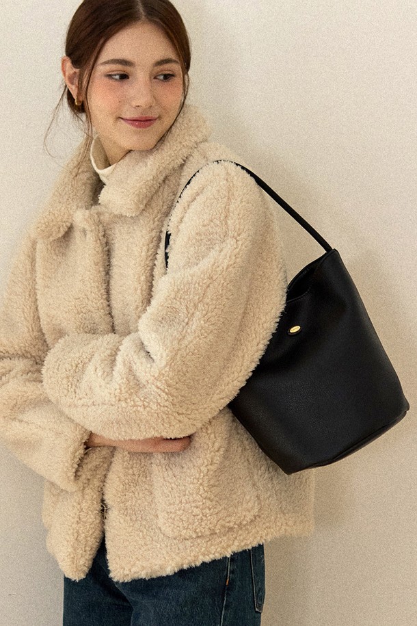 세련된 블랙 컬러의 배럴 토트백입니다. 합성 가죽 소재로 제작되어 부드러운 촉감과 고급스러운 분위기를 자아냅니다. 원통형 디자인과 심플한 디자인으로 어떤 룩에도 잘 어울리며, 출근룩과 모임룩에 시크하고 미니멀한 스타일을 더해줍니다. 넉넉한 수납공간과 지퍼형 잠금 방식으로 실용성을 높였으며, 데일리 백으로 활용하기 좋습니다. 여성 고객을 위한 실용적이고 세련된 토트백입니다.
