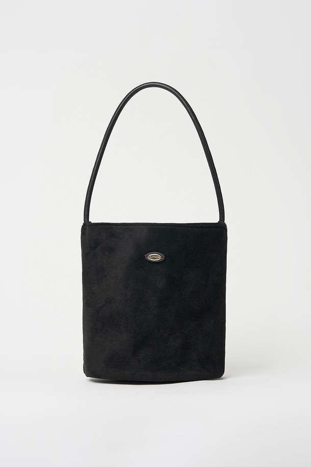 부드러운 스웨이드 소재의 블랙 컬러 배럴 토트백입니다. 미니멀하고 베이직한 스타일로, 일상에서 편안하게 사용할 수 있습니다. 원통형 디자인과 오픈형 잠금 방식으로 실용성을 더했습니다. 손잡이가 있어 들고 다니기 편리하며, 심플한 디자인으로 어떤 룩에도 잘 어울립니다. 여성 고객을 위한 미디엄 사이즈 토트백으로, 클래식한 스타일을 연출하기 좋습니다.
